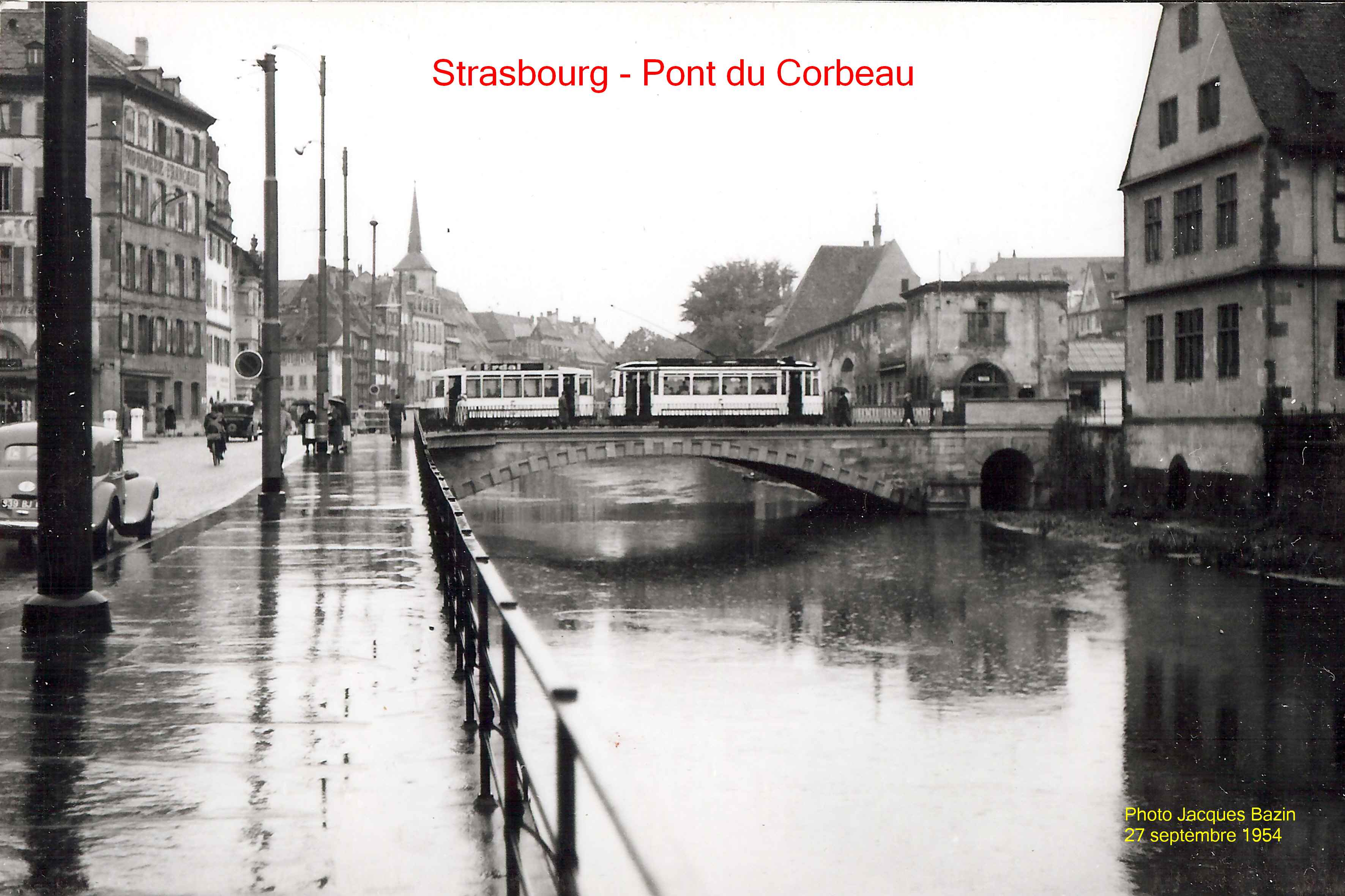 Une motrice avec sa remorque sur le Pont du Corbeau.